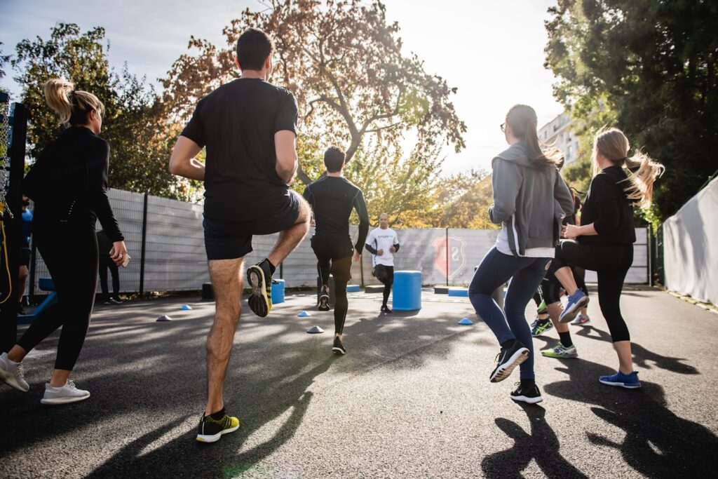Personnes qui font des exercices de sport pour garder: santé et forme après 50 ans 