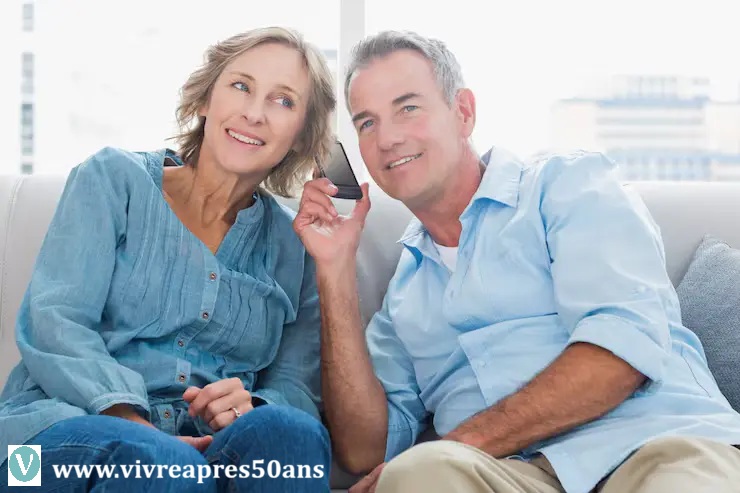 Bien être au quotidien, un couple heureux de vivre en pleine discussion