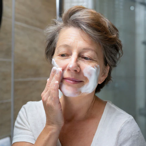 Femme qui se nettoie avec des gestes simples pour se sentir bien dans sa peau