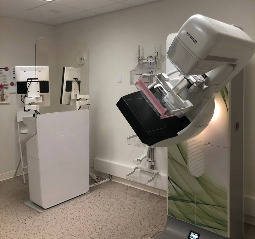La tomosynthèse, aussi appelée mammographie 3D, permet de visualiser le sein non plus en deux dimensions comme dans un cliché classique, mais couche par couche, un peu à la manière d’un scanner.
